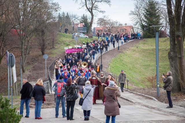 Taki winny korowód przeszedł przez Stare Miasto w ubiegłym roku.