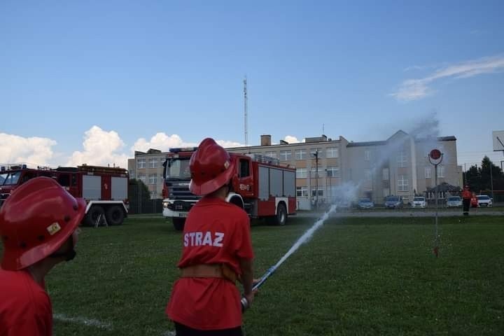 Zawody sportowo-pożarnicze Młodzieżowych Drużyn Pożarniczych Ochotniczych Straży Pożarnych zorganizowano w Gniewoszowie. Zobacz zdjęcia 
