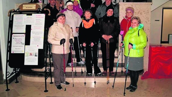 Stopnica zorganizowała po raz pierwszy marsz po zdrowie. Jak widać, amatorów spaceru z kijkami nordic walking nie brakowało.