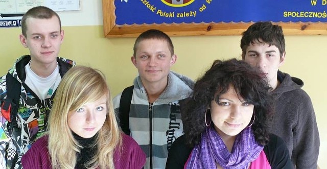 Sylwia, Agata, Kamil, Szymon i Kuba, uczniowie staszowskiego ekonomika, podobnie jak 90 innych wolontariuszy będą dziś i jutro zbierać żywność dla najuboższych w Staszowie.