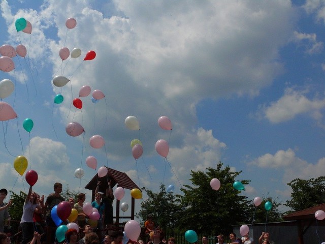 Niezwykle efektowny happening z wypuszczeniem ponad 100 baloników zorganizowano w Zespole Szkół Specjalnych numer 1 na radomskim Prędocinku. 