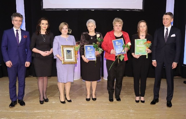 Od lewej: senator Krzysztof Słoń, posłanka Marzena Okła-Drewnowicz, laureatki plebiscytu Kobieta Przedsiębiorcza 2015 w powiecie opatowskim:Wioletta Jopek, Halina Dragan i Danuta Bień, Katarzyna Smolarska, właścicielka Twojego Salonu Urody w Opatowie i wicemarszałek Jan Maćkowiak.