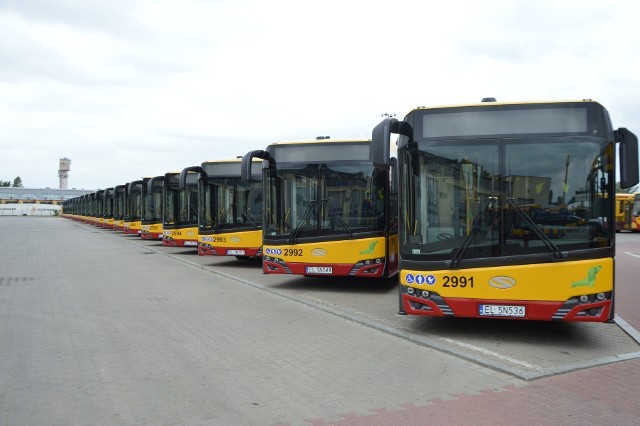 Łódzkie MPK po raz pierwszy funduje kursy przyszłym kierowcom autobusów. Nowi pracownicy już na starcie oszczędzą ok. 6 tys. zł – tyle kosztuje kurs dla osób, które posiadają prawo jazdy kat. B. Firma opłaci także zdobycie uprawnień do przewozu osób. Jest jednak warunek. WIĘCEJ NA KOLEJNYM SLAJDZIE