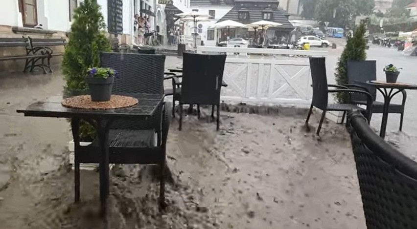 Ulewy nad woj. lubelskim. Przez rynek w Kazimierzu Dolnym płynął rwący potok