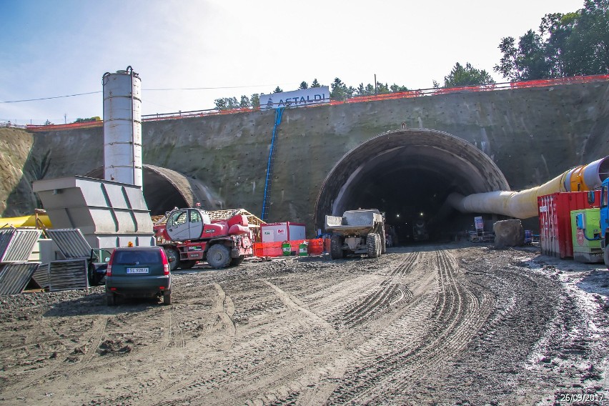 Premier i minister na placu budowy nowej zakopianki. Od teraz tunel jest drążony z dwóch stron