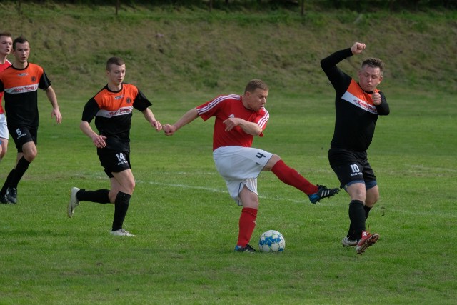 W meczu klasy A, Wiar Krówniki pokonał na stadionie w Łuczycach zespół Żurawianki Żurawica 3:1.Wiar Krówniki – Żurawianka Żurawica 3:1 (2:1) Bramki: Szkulski 24, Głuszko 36, Czekański 50  - Gawłowski 38.Wiar: Król – Janas, Śliż (90 Sawicki), Szkulski (56 Głuszko), Semko (76 Kowalski), Sitko, Lewicka, Stec, Herda, Czekański, Pakosz. Trener grający Jakub Pakosz.Żurawianka: Pstrąg – Dmitrzyk (60 Górniak), Bajwoluk, Banaś (60 A. Beer), G. Beer, Biały, Gawłowski, Kamler (65 Owoc), Kohut, Majcher (46 Bajwoluk), Pstrąg, Zabłocki (65 Kucharski). Trener Roman Zalewski.Sędziował Małych (Przemyśl). Widzów 100.