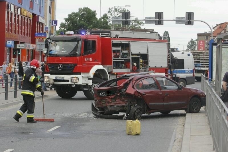 Wrocław: Zderzenie trzech aut na Strzegomskiej. Utrudnienia w ruchu (ZDJĘCIA)