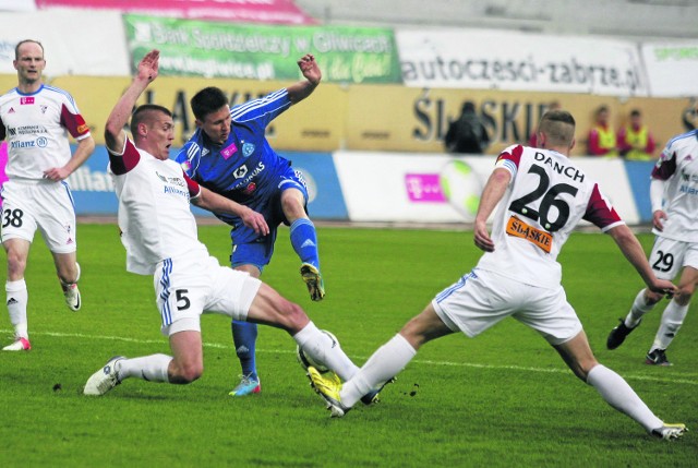 Mecze Górnika Zabrze z Ruchem Chorzów to już ekstraklasowy klasyk. Szkoda tylko, że od dawna już nie decydują o najważniejszych trofeach polskiej piłki, ale taka jest obecnie siła śląskiego futbolu