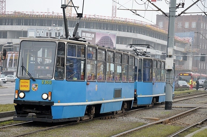 Wrocław: Wykolejenie tramwaju na pl. Dominikańskim (FOTO, OBJAZDY)