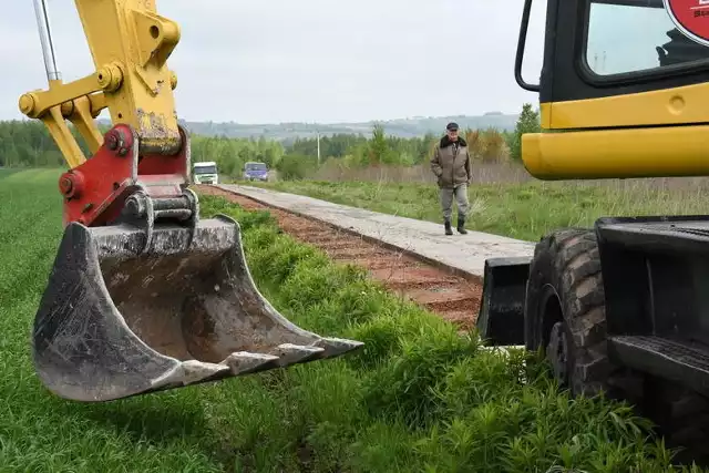 Radny Jan Sikora twierdzi, że gmina Górno zapłaciła 40 tysięcy złotych za wykonanie podbudowy drogi Górno - Parcele, a podczas "ściągania asfaltu" wyszło na jaw, że podbudowy nigdy nie wykonano.