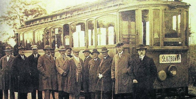 11 lutego 1897 łódzki magistrat podpisał umowę koncesyjną z grupą przemysłowców z Juliuszem Kunitzerem na czele na budowę i eksploatację sieci tramwajowej w Łodzi, którzy utworzyli w tym celu Konsorcjum Kolei Elektrycznej Łódzkiej. 