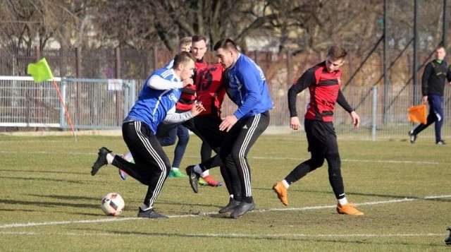 W sobotę kolejny mecz sparingowy rozegrała Broń Radom (w niebieskich strojach). Trzecioligowiec pokonał Orlęta Radzyń Podlaski 2:0.