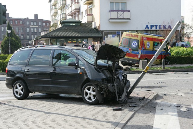 Wypadek karetki i osobowego auta w Kostrzynie wyglądał bardzo groźnie. Uprzywilejowane auto wiozło chorego do szpitala w Szczecinie.
