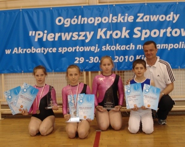 Młodzi zawodnicy z Opola z medalami i pamiątkowymi dyplomami.