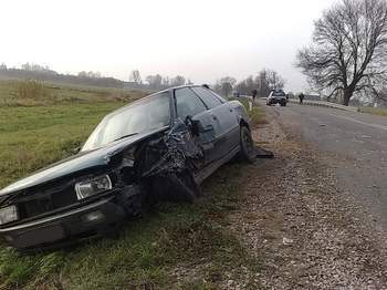 Kierowca stracił panowanie nad samochodem i uderzył w drzewo.