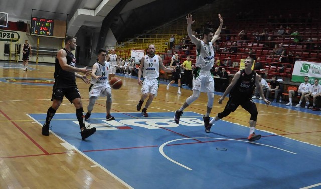 Przed koszykarzami Stali Stalowa Wola (białe stroje) są teraz mecze fazy play-off.