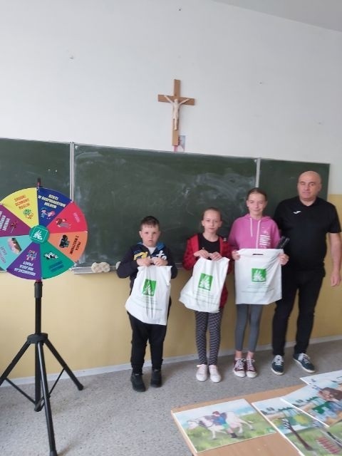 Uczniowie z Iwanisk laureatami konkursu „Bezpiecznie na wsi mamy, niebezpiecznych substancji unikamy”