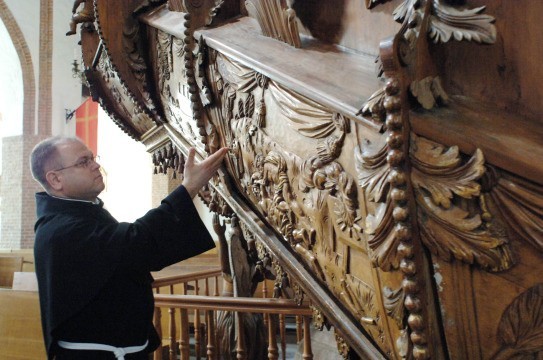 Kiedyś zaniedbano już renowację drewnianych ołtarzy w naszym kościele. Efekt jest taki, że ich po prostu już nie ma. Nie pozwólmy, by podobny los spotkał tę zabytkową ambonę - mówi ojciec Stanisław Piankowski.