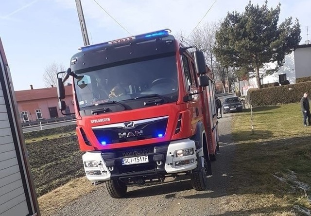 Ma miejsce zostały skierowane policja, straż pożarna - JRG Skoczów oraz OSP Ochaby, a także pogotowie.