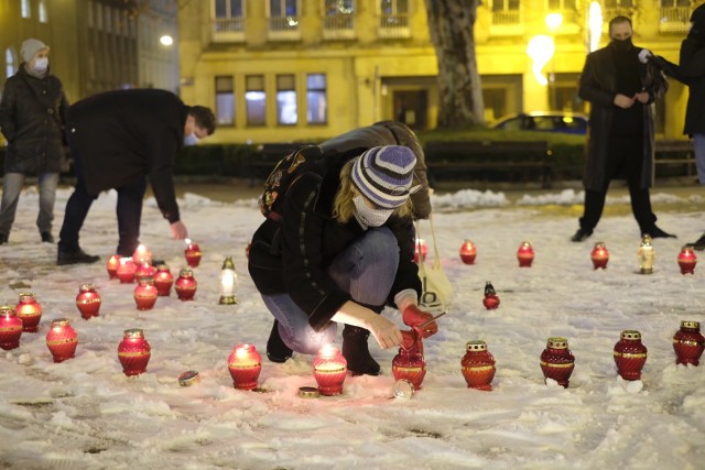 W czwartek przypada druga rocznica śmierci prezydenta Gdańska. Paweł Adamowicz zmarł w wyniku ataku napastnika, który wdarł się na scenę podczas finału WOŚP i zadał ówczesnemu prezydentowi trzy ciosy nożem. Dla upamiętnienia tego tragicznego wydarzenia KOD Wielkopolska zorganizowało spotkanie na placu Wolności. Uczestnicy zapalili wielkie serce dla Pawła Adamowicza. Zobacz zdjęcia ---->