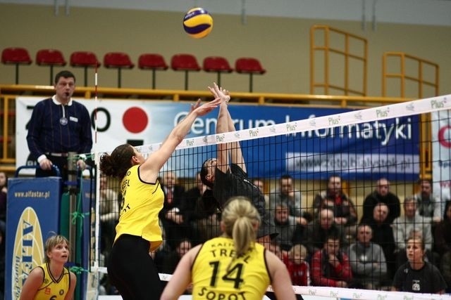 Edyta Rzenno (w żółtym stroju walczy na siatce) w grudniu ubiegłego roku grała w Białymstokuw meczu towarzyskim