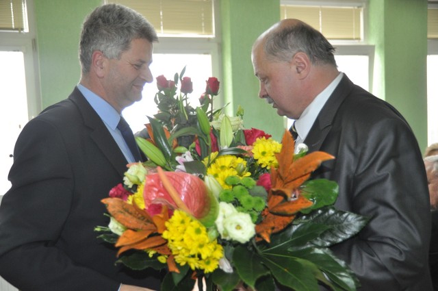 Były wójt gminy Szczecinek Janusz Babiński (z prawej) przekazuje władzę nowemu Ryszardowi Jasionasowi. Co mu - oprócz kwiatów - zostawił?