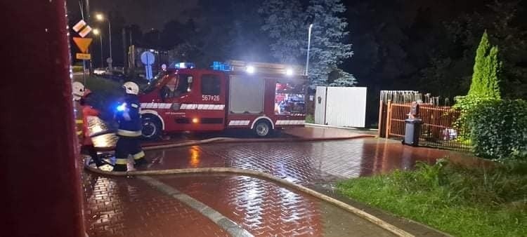 Wieliczka popłynęła. Woda zalała ulice, posesje, siedziby służb ratowniczych  