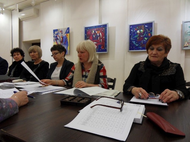 Radna, Hanna Kołodziej ( w środku) przekonuje: - Uważam, że ze strony dyrekcji szkoły nie ma woli walki o podstawówkę.