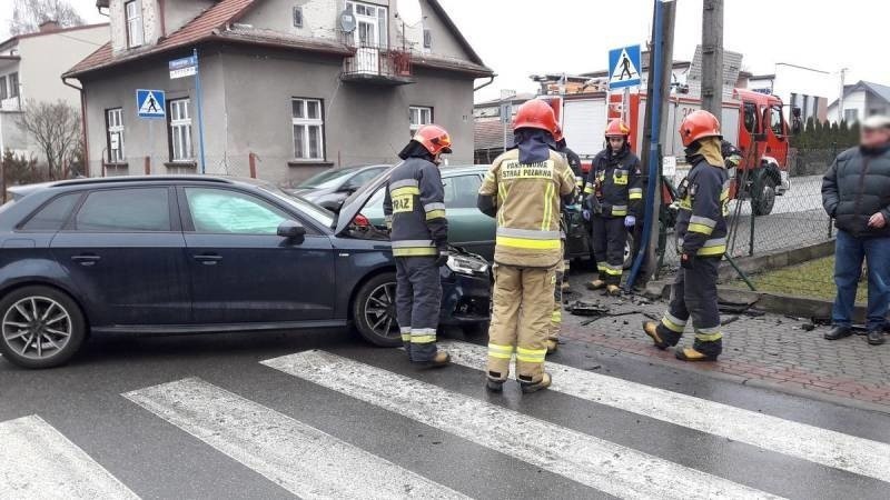 Nowy Sącz. Wypadek na ul. Paderewskiego, zderzyły się dwa samochody osobowe [ZDJĘCIA]