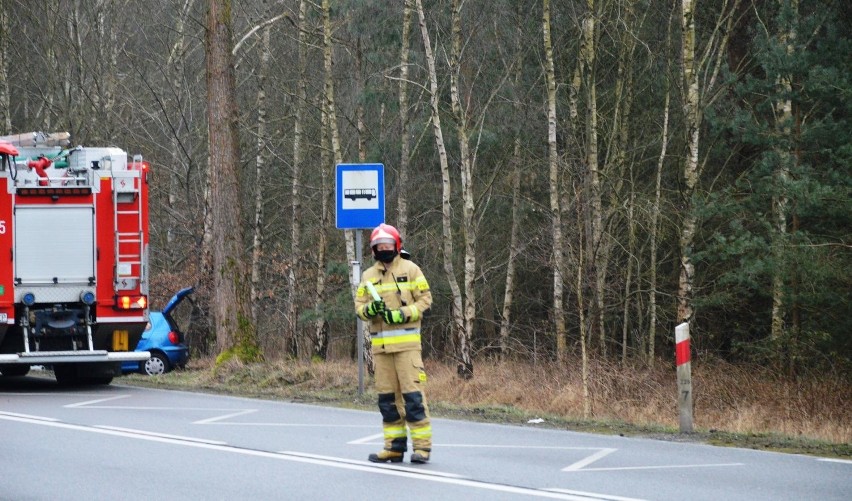 Dachowanie w Nowy Rok na drodze nr 20. Za kierownicą 19-latek