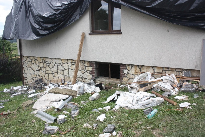 Wichura w Bodziejowicach: Zerwany dach domu poleciał za...