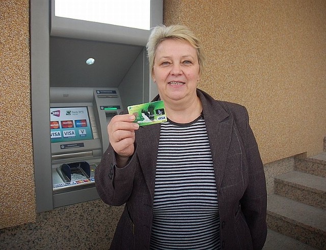 - Zapraszamy do jedynego w gminie bankomatu - mówi Aleksandra Kaźmierska z banku spółdzielczego w Kazanowie.