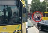 Zarzuty za bójkę w Katowicach. Kobieta zginęła pod kołami autobusu, gdy chciała rozdzielić trzech mężczyzn