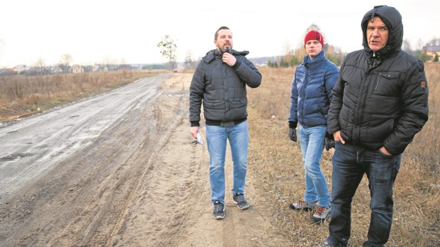 Adam Rutkowski (od lewej), Paweł Karaś, Mirosław Sawicki zapewniają, że płacą podatki. Dlatego oczekują od gminy wyremontowania ulicy Chabrowej. Teraz na całej długości jest błoto.