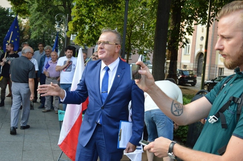 Demonstracja pod Sądem Okręgowym w Opolu.