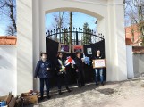 "Dziewuchy z Węgorzewa" przyjechały prostestować pod bramę biskupa 