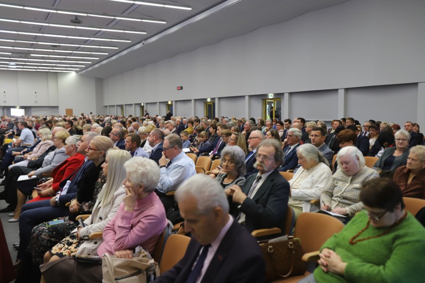 Zgromadzenie Świadków Jehowy w Sosnowcu 12.10.2019 Tłum wiernych i chrzest. Zobaczcie zdjęcia