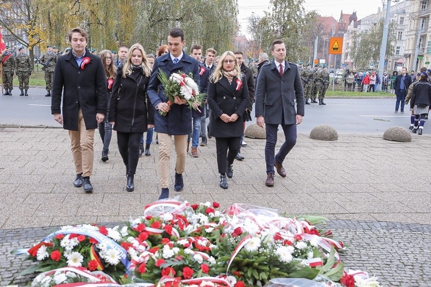 Obchody Narodowego Święta Niepodległości: apel pamięci i salwa honorowa na pl. Szarych Szeregów [ZDJĘCIA] 