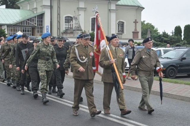 Uczestnicy uroczystości przemaszerowali na konecki cmentarz