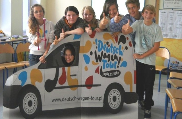Nasi gimnazjaliści powitali Deutsche Wagen Tour 2013... z otwartymi ramionami.