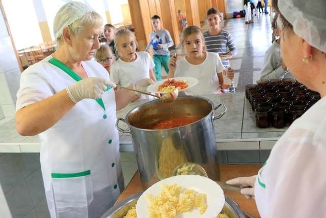 Gotować tak, żeby było zdrowo i jeszcze smakowało, to po zmianie przepisów wielkie wyzwanie. Wiedzą o tym kucharki z  Zespołu Szkół nr 8 na Rubinkowie