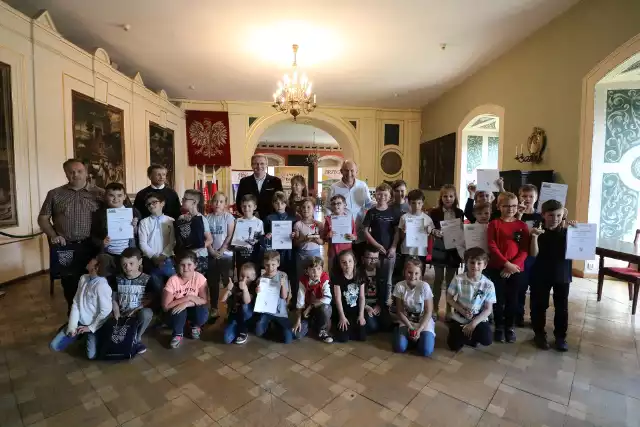 Na zdjęciu uczestnicy Drużynowych Mistrzostw Powiatu Brzeskiego. Każdy uczeń otrzymał pamiątkowy dyplom.