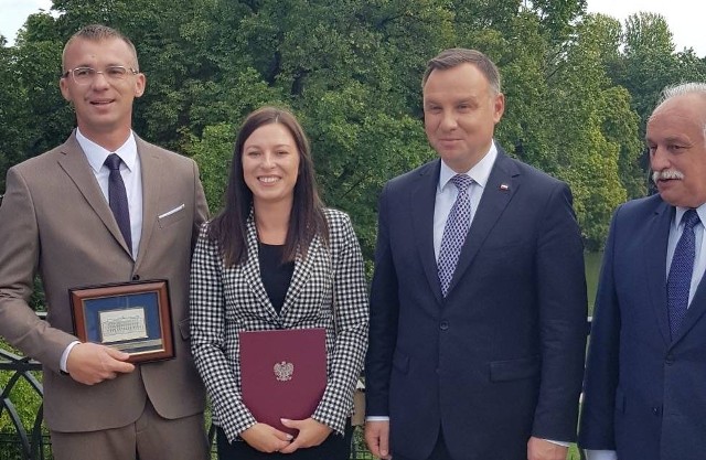 (od lewej) Tomasz Szczęsny z żoną Magdaleną oraz prezydent Polski Andrzej Duda i Andrzej Kwaliński, zastępca Głównego Inspektora Pracy.