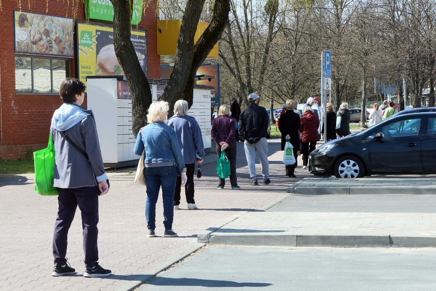 Przedświąteczne kolejki w czasach epidemii koronawirusa....