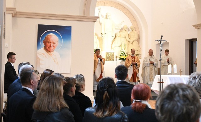 Uroczyste poświęcenie kaplicy w Domu Świętego Jana Pawła II w Pietraszkach. Mszy świętej przewodniczył biskup Jan Piotrowski
