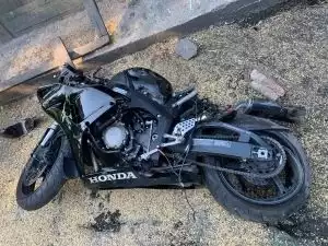 Kierujący motocyklem honda mieszkaniec powiatu grójeckiego, na skrzyżowaniu stracił panowanie nad pojazdem i wypadł z drogi.