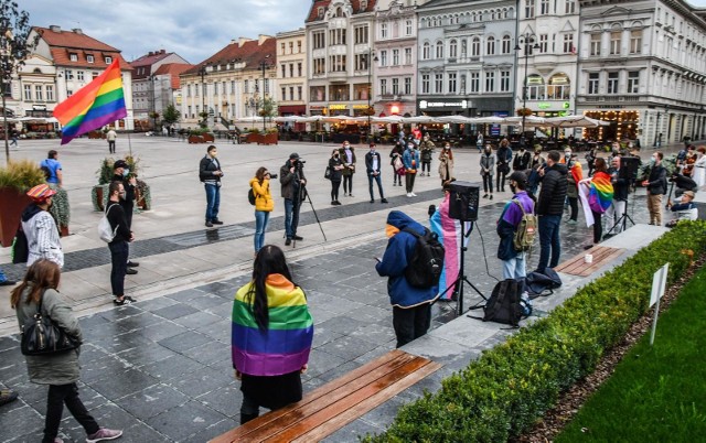 Bydgoszczanie okazali solidarność czuwając pod pomnikiem Walki i Męczeństwa na Starym Rynku.