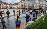 Bydgoskie czuwanie na Starym Rynku dla ofiar polskiej homofobii [zdjęcia]