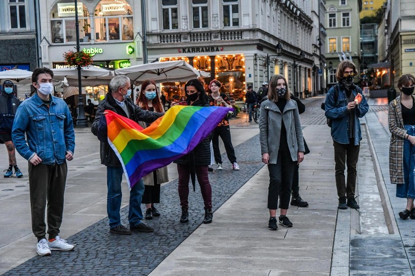 Bydgoszczanie okazali solidarność czuwając pod pomnikiem...