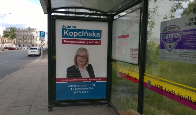 Plakaty zachęcające mieszkańców do odwiedzenia Joanny Kopcińskiej na dyżurze pojawiły się na wielu przystankach MPK
